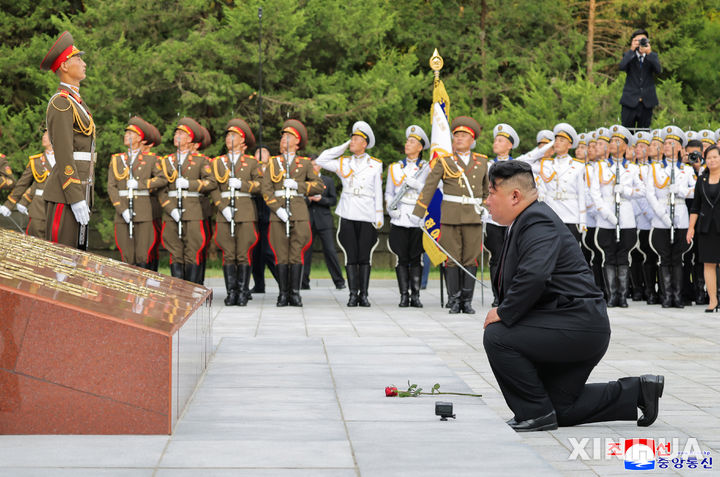 대성산혁명열사릉 참배하는 김정은