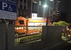 칠곡 아파트 충전소 철제난간 접촉하자 '감전'…3명 부상