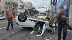 제주서 60대 보행자 친 차량, 전신주 쾅→전복…2명 부상