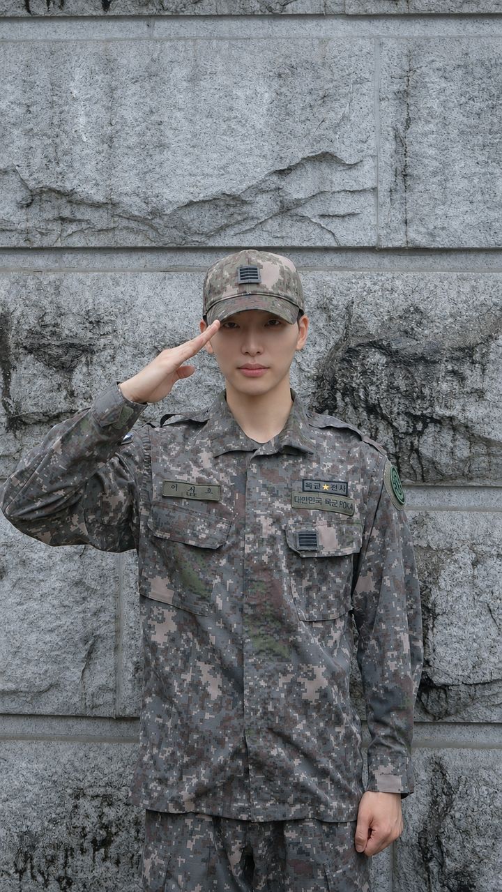 원어스 서호, 육군 만기 전역…월드투어 완전체 활동