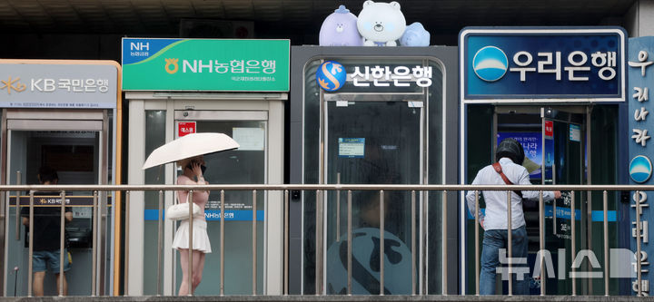 '최고 연 12%' 특판 쏟아지는데, 실제 이자는 6만원?…고금리 적금의 반전