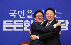 김민석, 취임 첫날 강훈식과 포옹… 현충원·DJ 묘역도 참배 [뉴시스Pic]