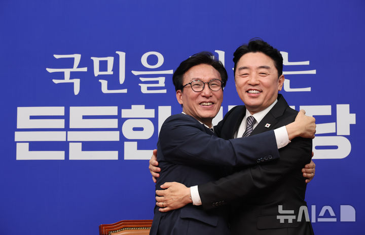 김민석, 취임 첫날 강훈식과 포옹… 현충원·DJ 묘역도 참배 [뉴시스Pic]