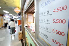 냉면·칼국수·김밥·삼겹살 가격 계속 오르네…외식물가 불안 '고조'