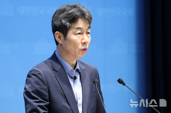 與 "한동훈, 노무현에 무릎 꿇고 사과해야" 韓 "고발해보라, 제 말이 팩트"