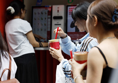 명동은 북적, 골목은 한산…카페 매출 3만배 격차