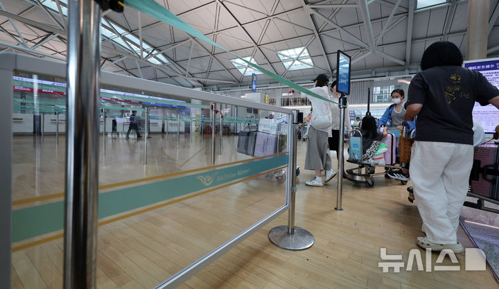 '집단 새치기 방지' 인천국제공항 출국장에 안전 펜스 설치 [뉴시스Pic]