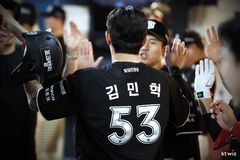 '김민혁 싹쓸이 역전타' KT, LG에 16-4 대역전극…연패 끊고 선두 수성