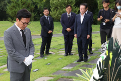 김민석 민주당 대표, 故 이해찬 전 총리 묘역 참배