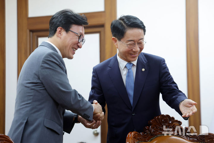김민석, 조정식 국회의장 만나 "'5·18 폄훼' 이진숙 제명돼야" [뉴시스Pic]