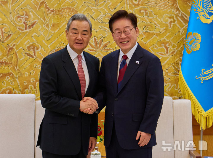 李대통령, 中왕이에 한반도 문제 긴밀한 전략적 소통 당부 [뉴시스Pic]