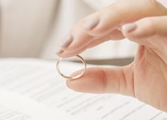 120년 된 결혼반지 변기에 빠뜨렸는데…한 달 만에 찾았다
