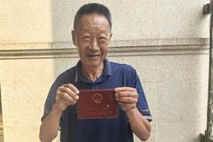 산속에서 고립생활 한 中 남성…25년 만에 가족 품으로