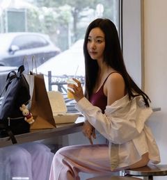 김사랑, 뉴욕 베이글가게서 찰칵…48세에도 변함없는 비주얼