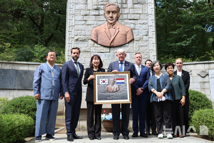 네덜란드 헤이그 시장, 이준 열사 묘역 참배 [뉴시스Pic]