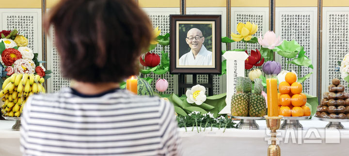 추모 발길 이어지는 명진스님 빈소