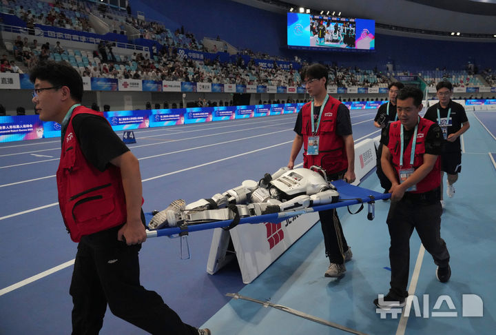1500m 경기 후 들것에 실려 나오는 휴머노이드 로봇