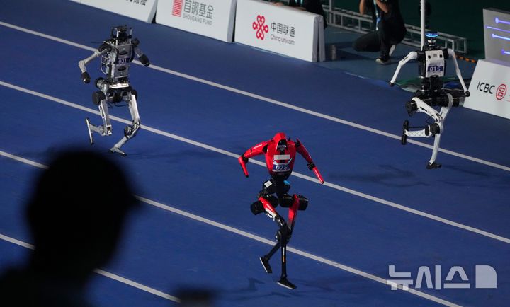 휴머노이드 로봇 100m 경기서 우사인 볼트 기록 깨져