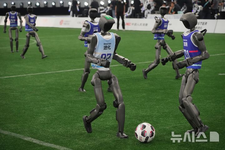 휴머노이드 로봇 경기서 축구하는 로봇들