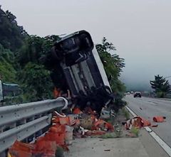 교육 가던 소방관, 전복사고 목격하고 운전자 구조