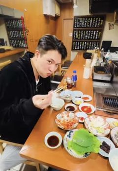 연예계 떠난 이종현, 고깃집서 포착