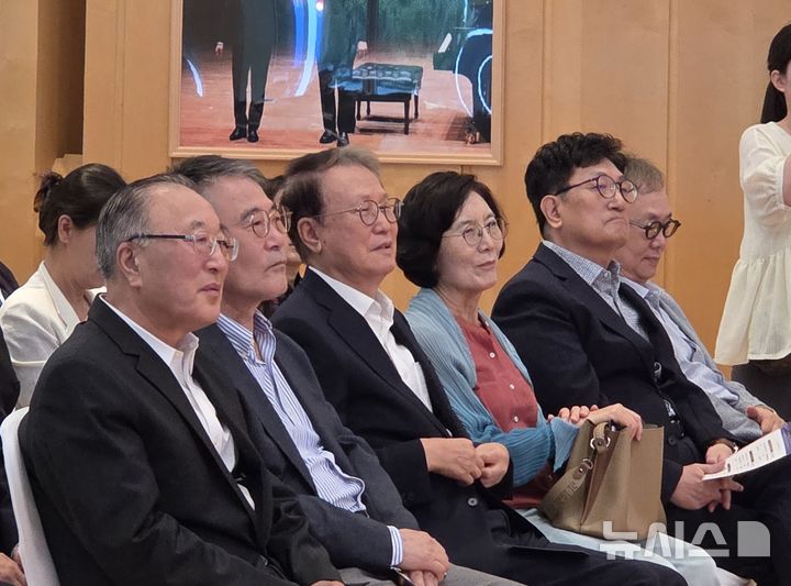 한중 수교 34주년 기념행사에 참석한 전임 주중대사들