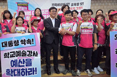 최휘영 장관, 단식농성 학교예술강사 만나…"실질적 대안 찾겠다"