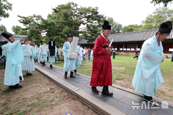 '성균관 대성전 위패 환안 행차' 공자 위패 모시는 최종수 성균관장과 유림