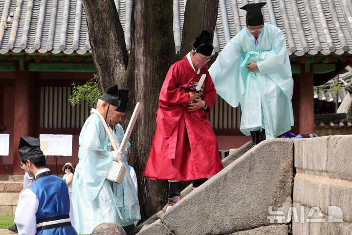 공자 위패 모시는 최종수 성균관장과 유림