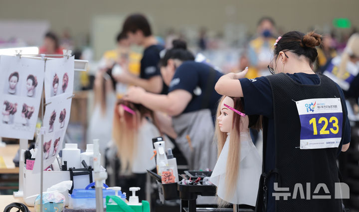 웨딩업스타일 제작하는 헤어디자인 부문 참가자들