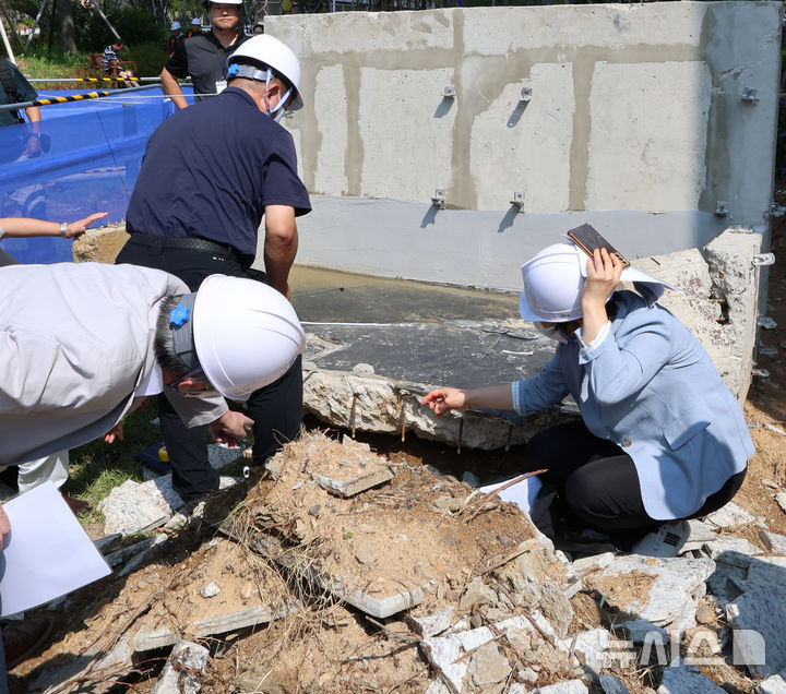 붕괴 테라스 조사하는 사고조사위원들