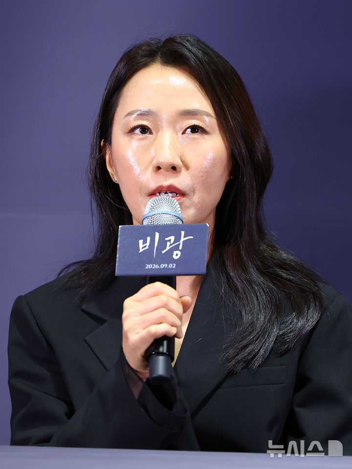 인사말 하는 이지원 감독
