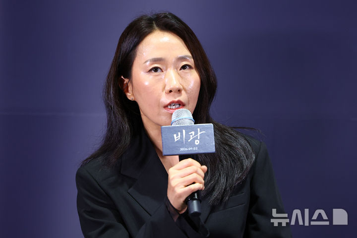 인사말 하는 이지원 감독
