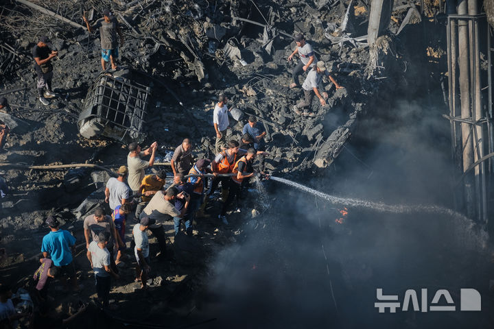 IDF 공습 건물 화재 진압하는 팔레스타인 주민들