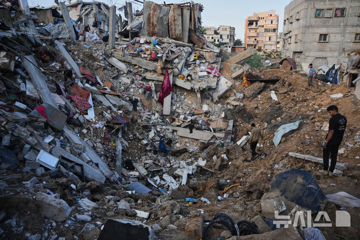 IDF 공습 피해 살피는 팔레스타인 주민들