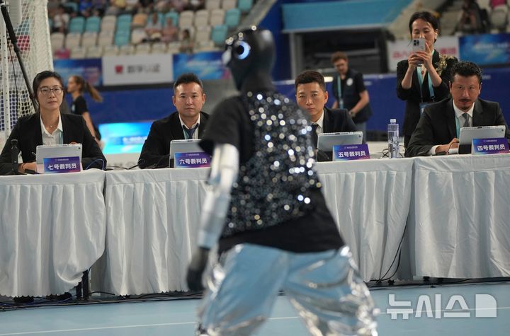 휴머노이드 로봇 브레이크댄스 지켜보는 심사위원들