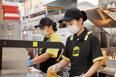 노브랜드 버거, 女가맹점주 52% 증가…"매장 3곳 중 1곳 여성 점주"