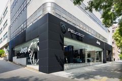 "지프·푸조 한자리에"…스텔란티스, 강남·서초 통합 전시장 오픈
