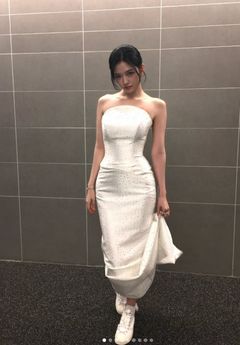 안유진, 순백 드레스에 흰 운동화…언밸런스 패션 소화