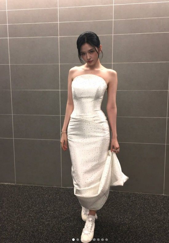 안유진, 순백 드레스에 흰 운동화…언밸런스 패션 소화