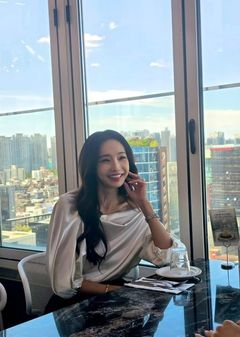 '돌아온 리즈' 한채영, 레스토랑서 우아한 근황 포착
