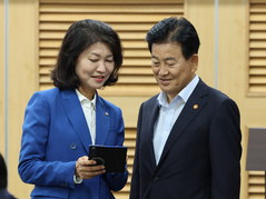 대화 나누는 정동영 장관-강경숙 의원