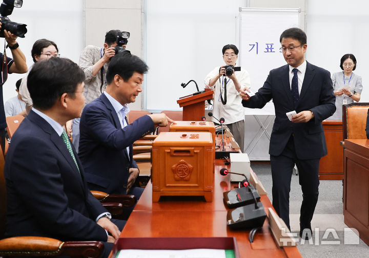 국회 운영위, 국힘 불참 속 이진숙 의원직 제명 촉구 결의안 통과 [뉴시스Pic]