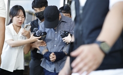 '실종자 허위종결 혐의' 제주 경찰관, 포토라인 피해 영장심사 출석 [뉴시스Pic]
