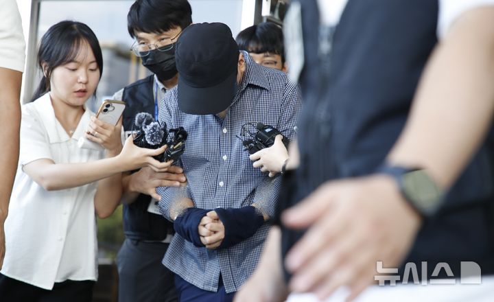 '실종자 허위종결 혐의' 제주 경찰관, 포토라인 피해 영장심사 출석 [뉴시스Pic]