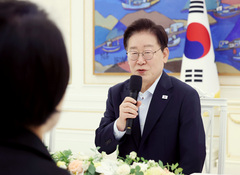 이 대통령 "당정청 하나 돼 역할…민주당 다른 점 찾으면 원수의 길 갈 것"