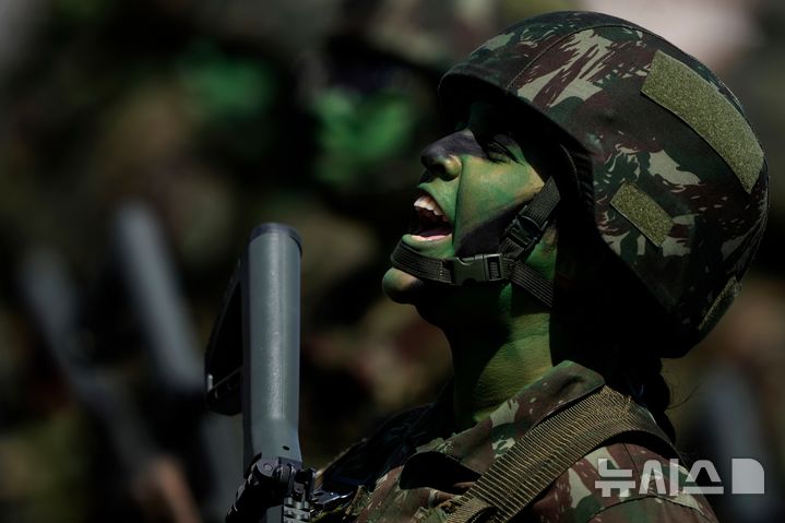 '군인의 날' 행사서 국가 부르는 브라질 군인