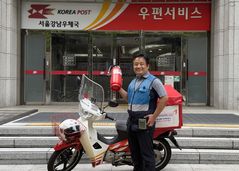 우편물 배달하던 집배원, 불타는 화물차 껐다