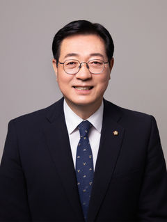 민홍철 의원 "김해구산1주공 34년 숙원 승강기 12대 설치"