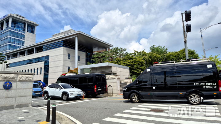 청주지법 들어서는 경찰특공대 차량